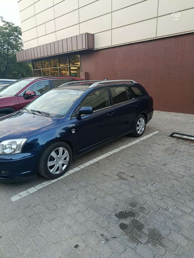 Toyota Avensis 2004 — вигляд ззаду