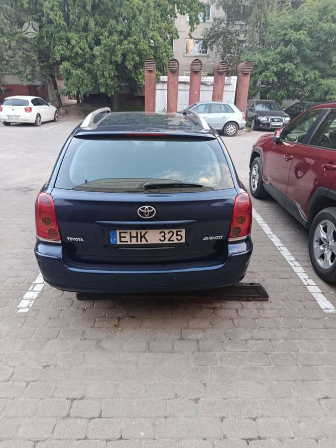 Toyota Avensis 2004 — салон