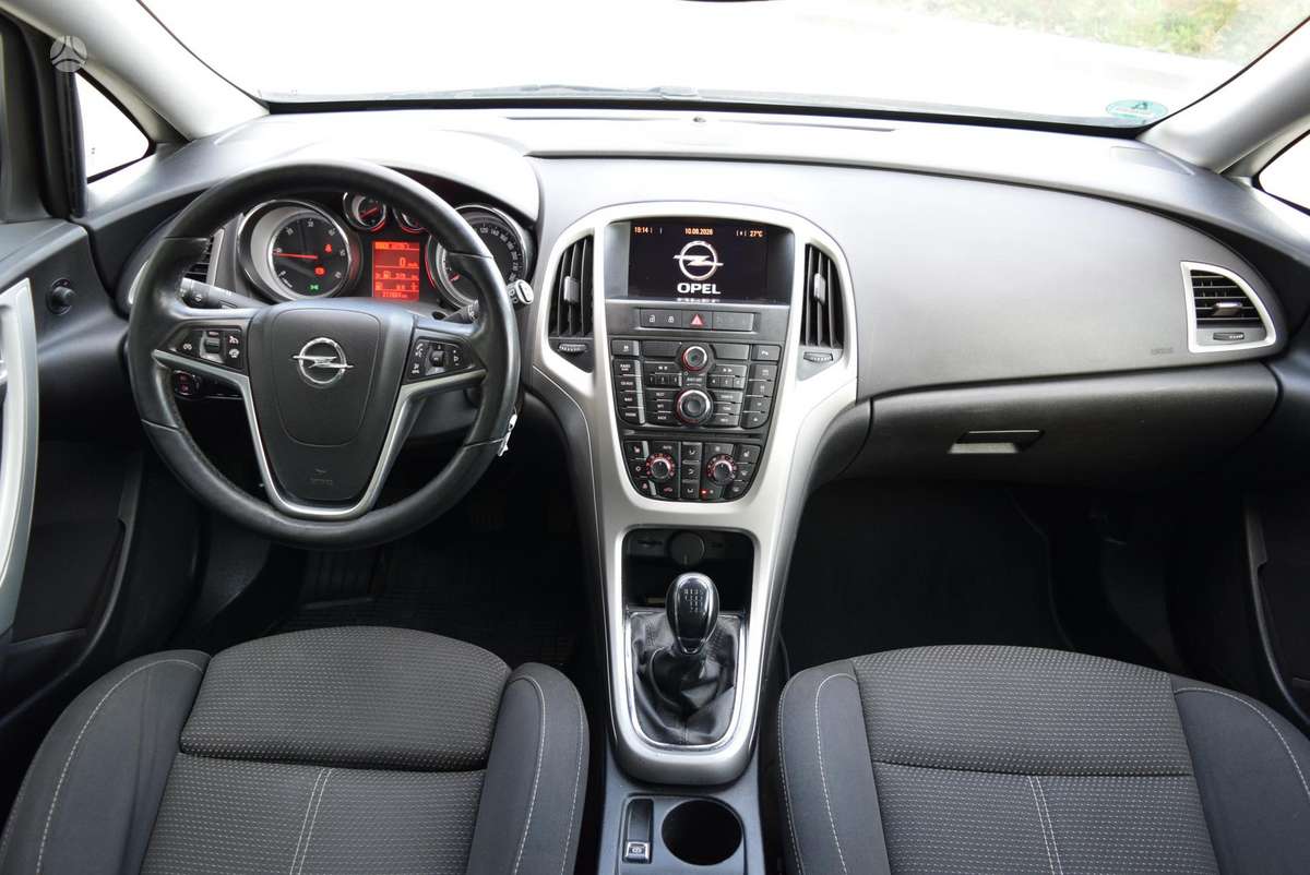 Opel Astra 2013 — photo 12