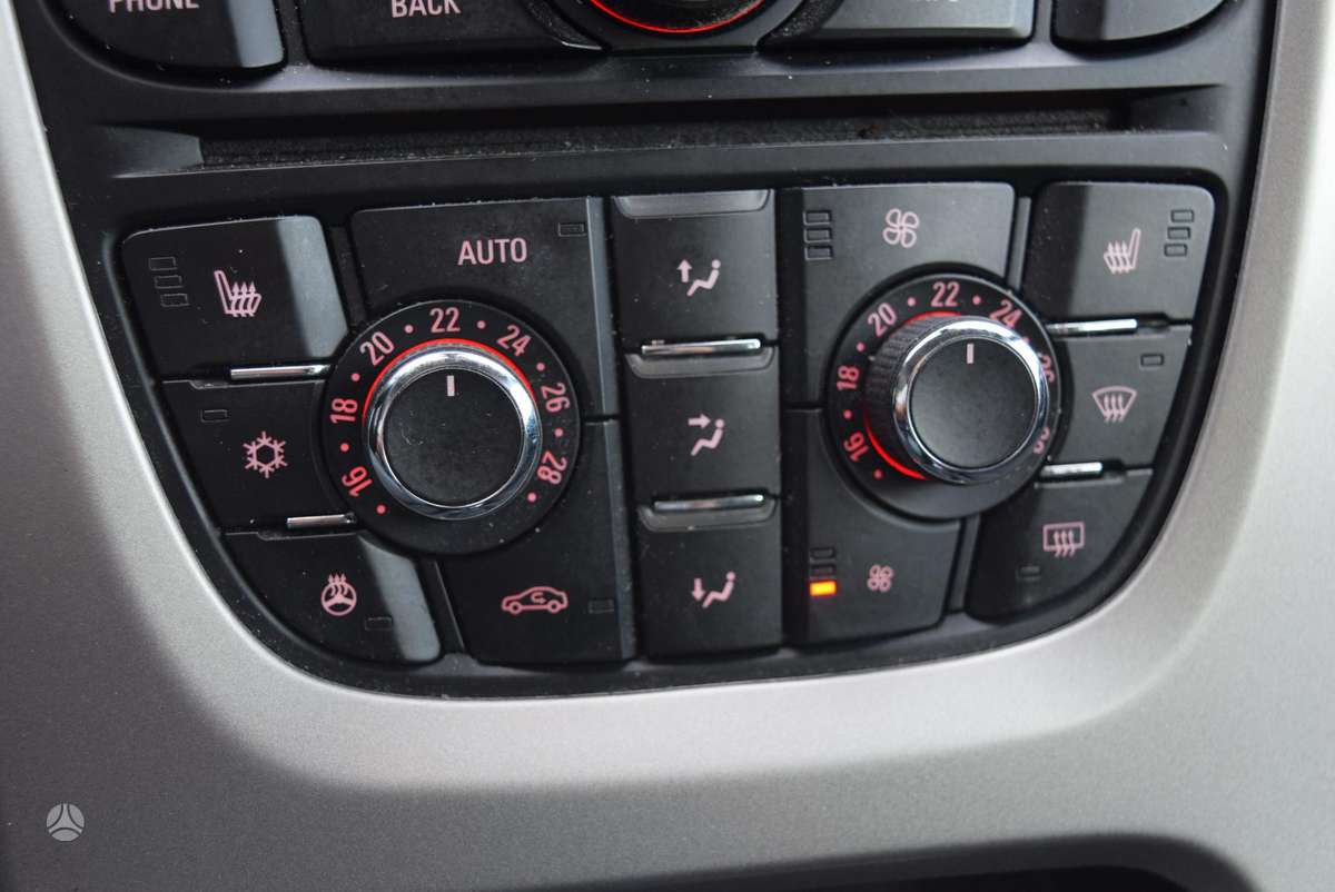 Opel Astra 2013 — photo 14