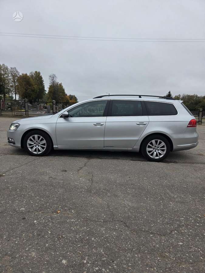 Volkswagen Passat 2013 — rear view