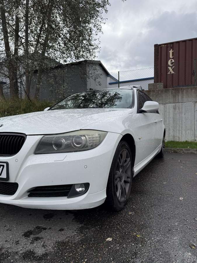 BMW 320 2010 — вигляд ззаду