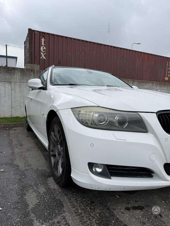 BMW 320 2010 — салон