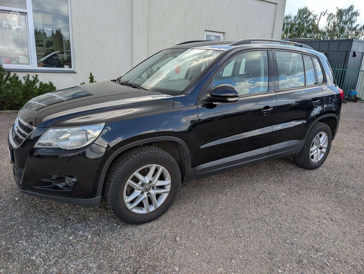 Volkswagen Tiguan 2010 — rear view