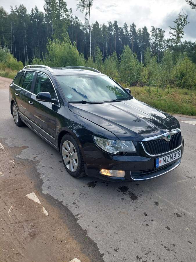 Skoda Superb 2011 — rear view