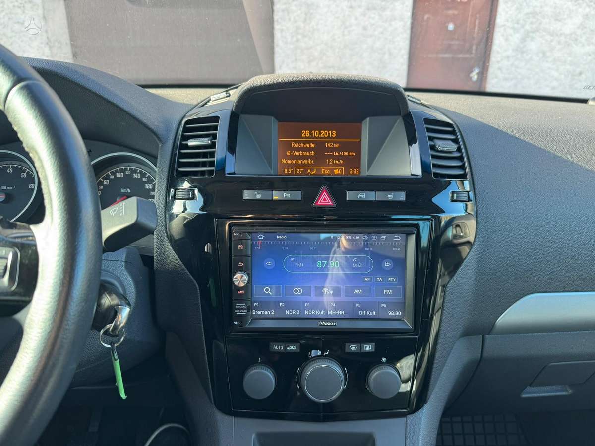 Opel Zafira 2013 — photo 10