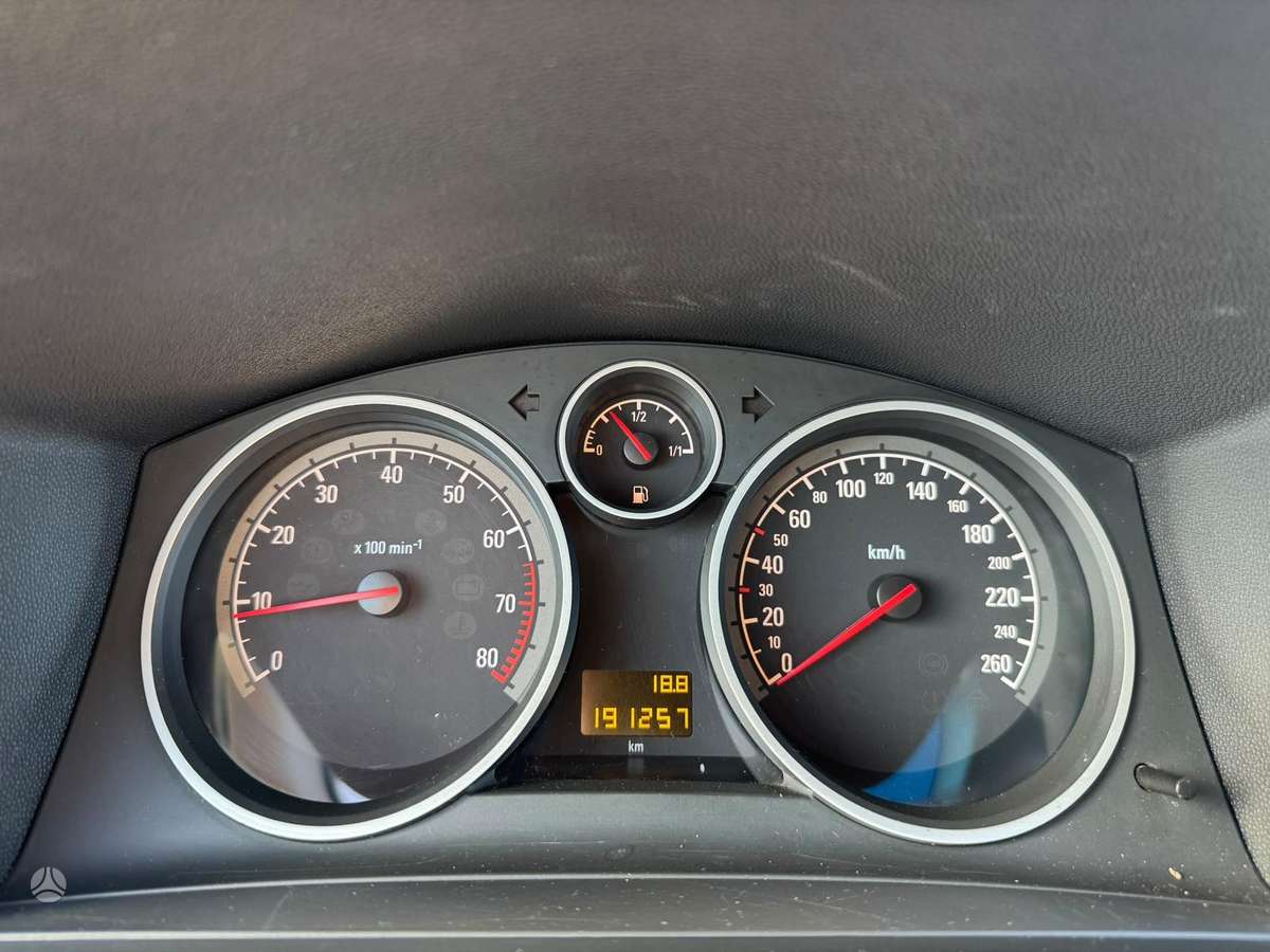 Opel Zafira 2013 — photo 12