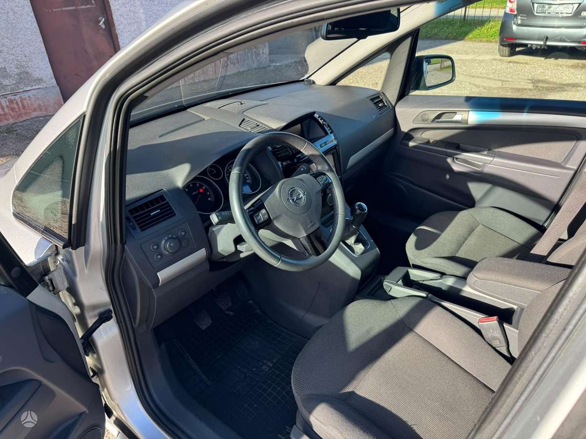 Opel Zafira 2013 — photo 14