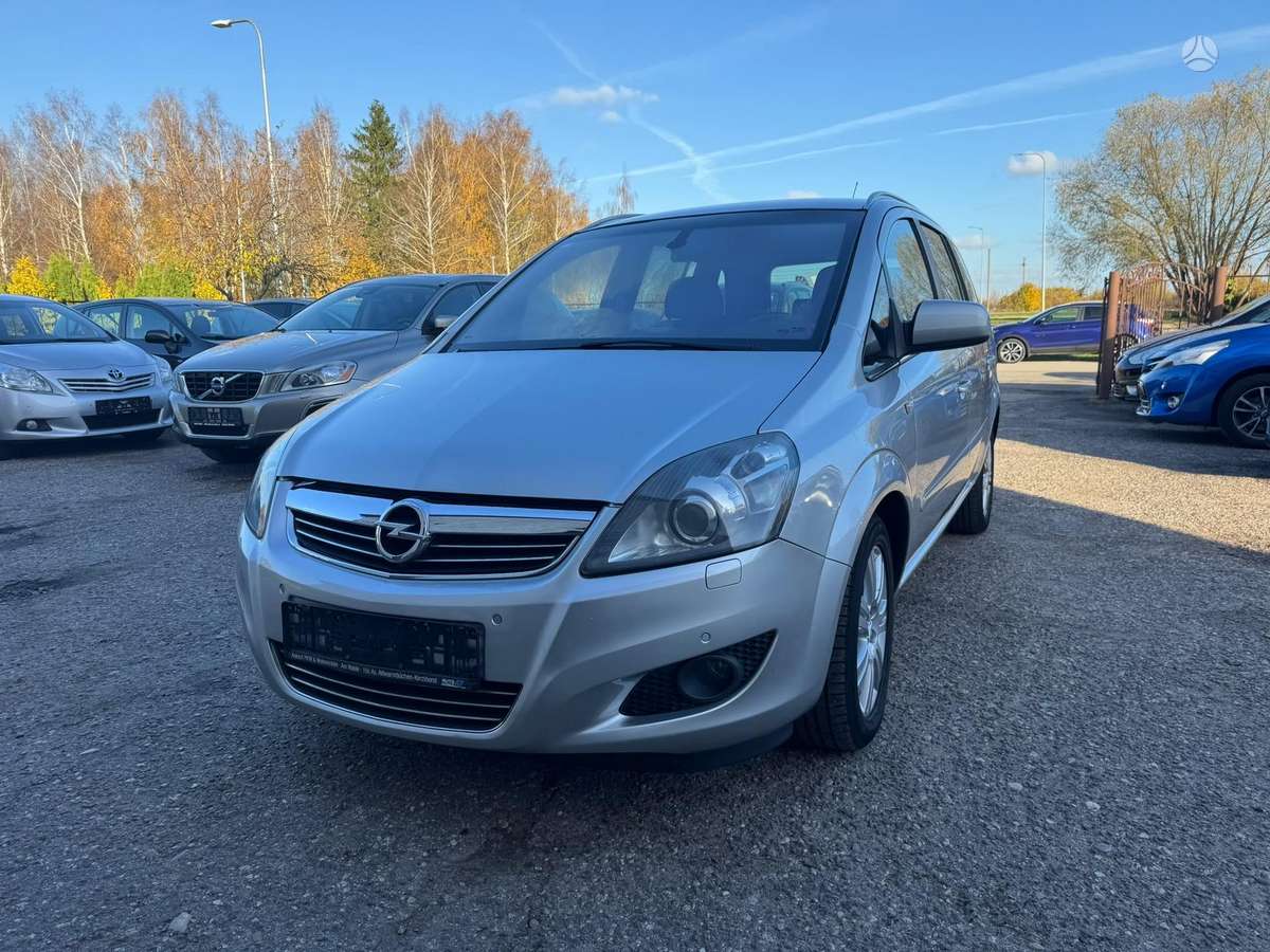 Opel Zafira 2013 — rear view