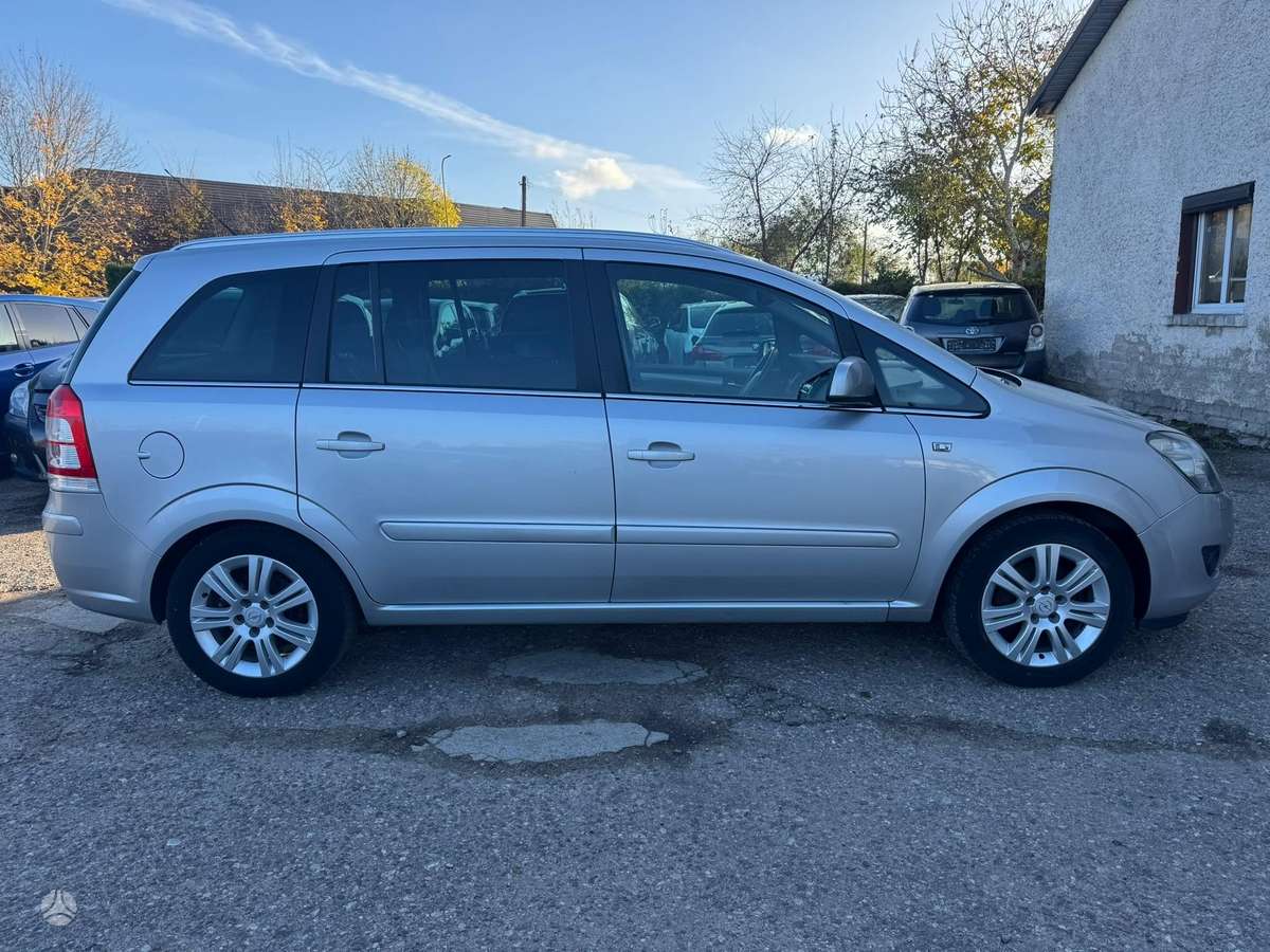 Opel Zafira 2013 — engine 1800 cm³, 140 HP (103kW)