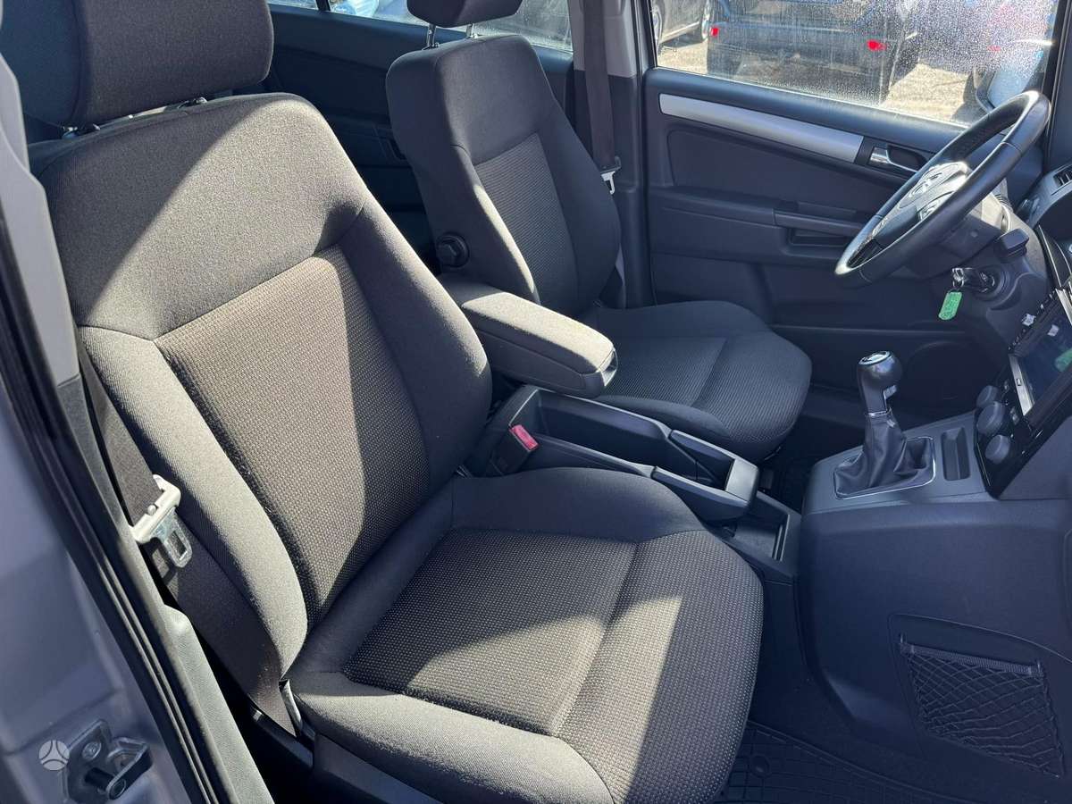 Opel Zafira 2013 — photo 8