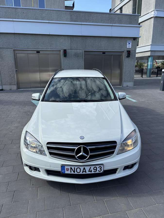 Mercedes-Benz C200 2011 — вигляд ззаду