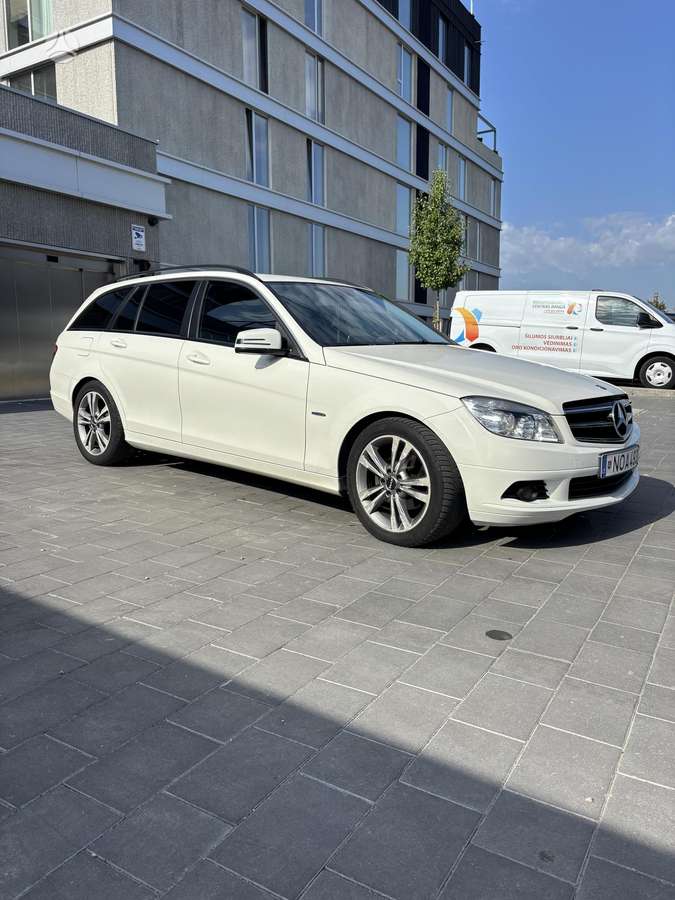Mercedes-Benz C200 2011 — салон