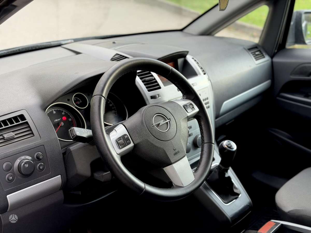 Opel Zafira 2010 — фото 10