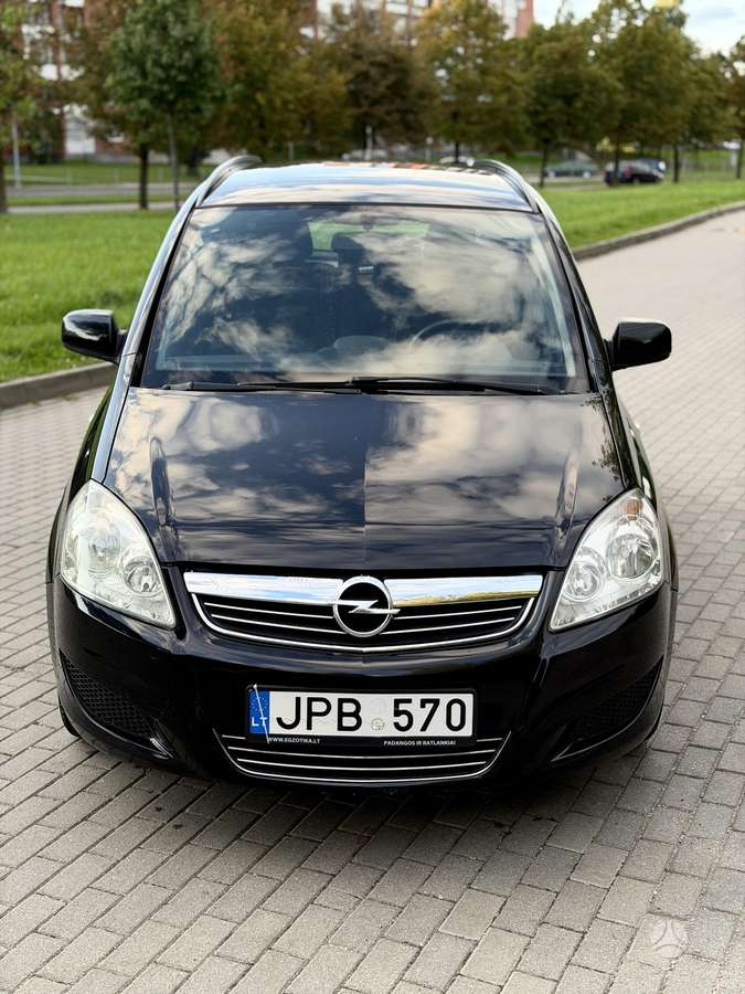 Opel Zafira 2010 — салон