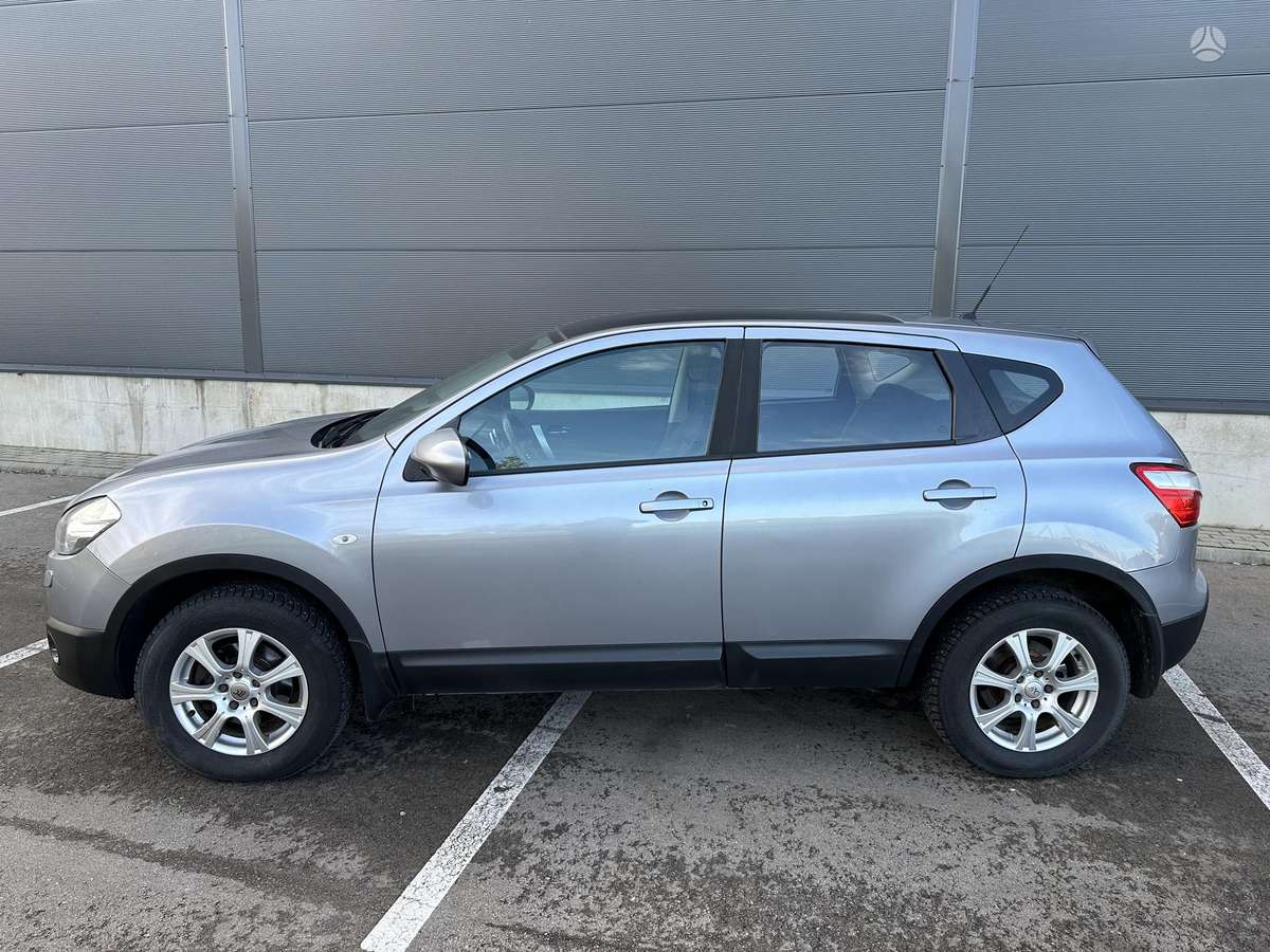 Nissan Qashqai 2011 — rear view