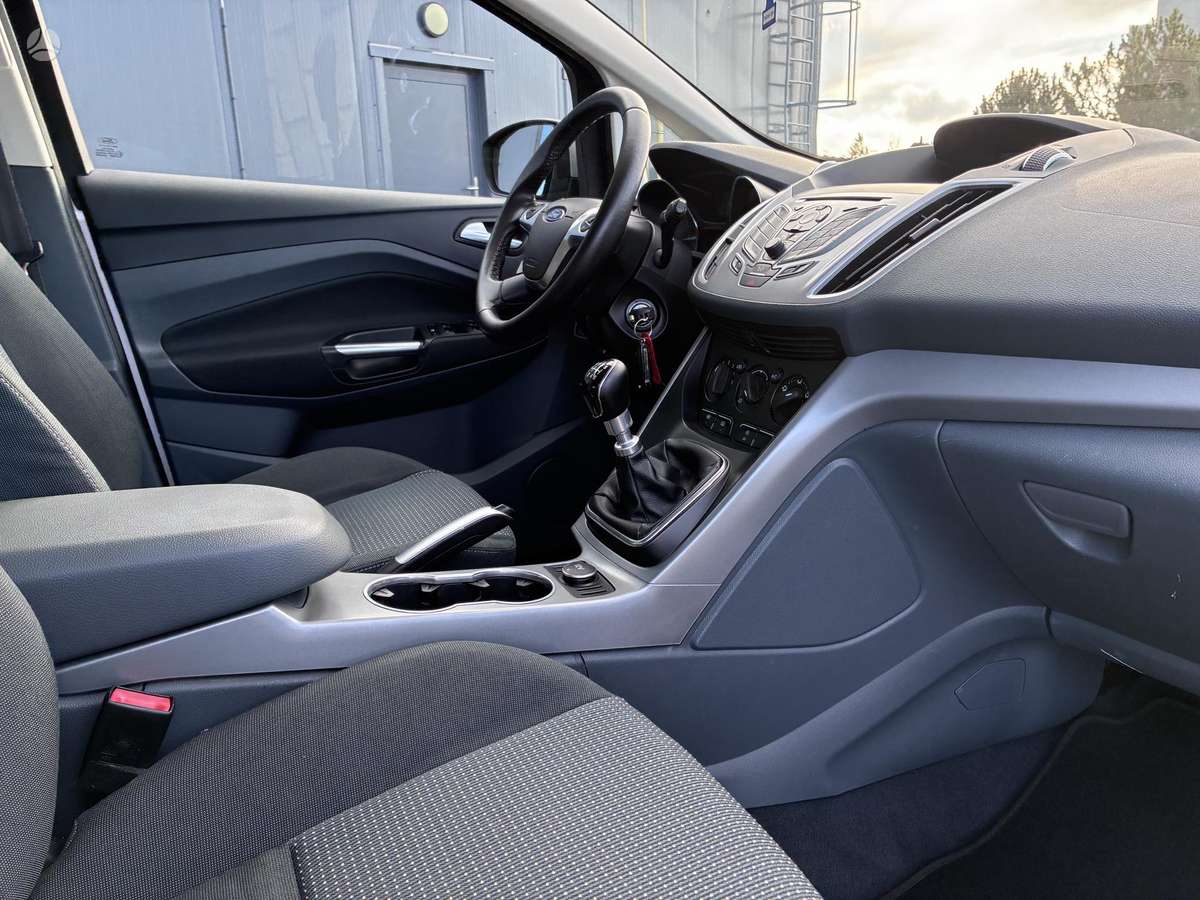 Ford Grand 2015 — photo 12