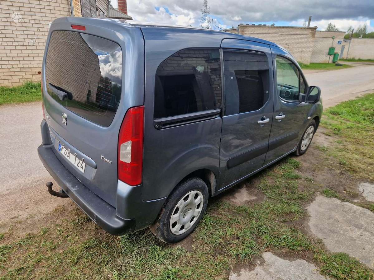 Peugeot Partner 2009 — rear view