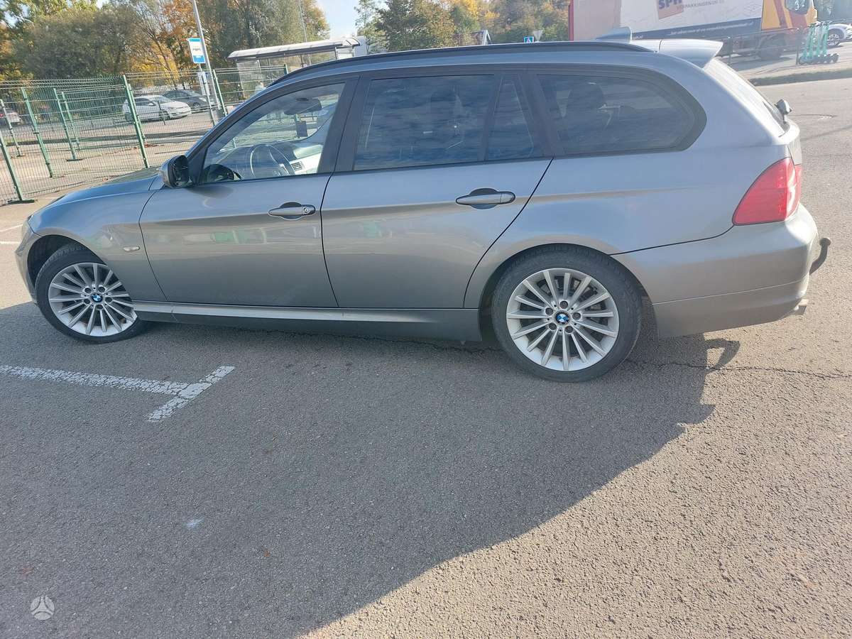 BMW 318 2010 — rear view