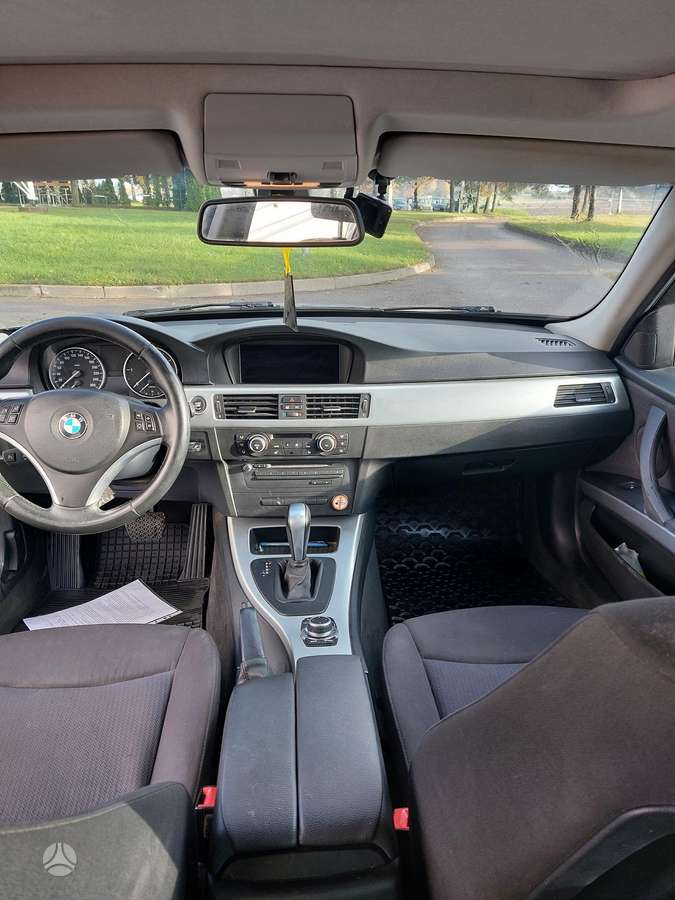 BMW 318 2010 — photo 7