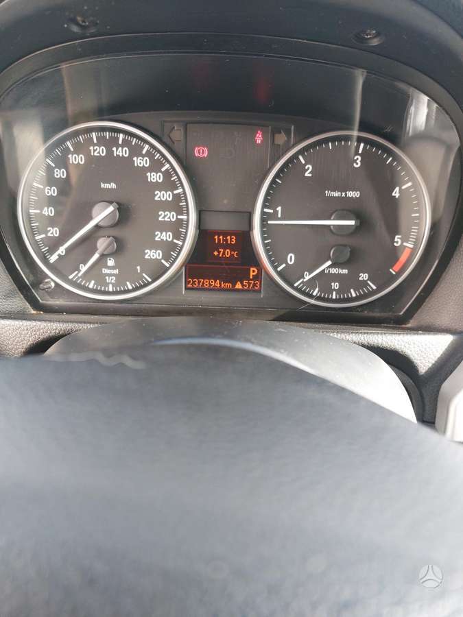BMW 318 2010 — photo 8