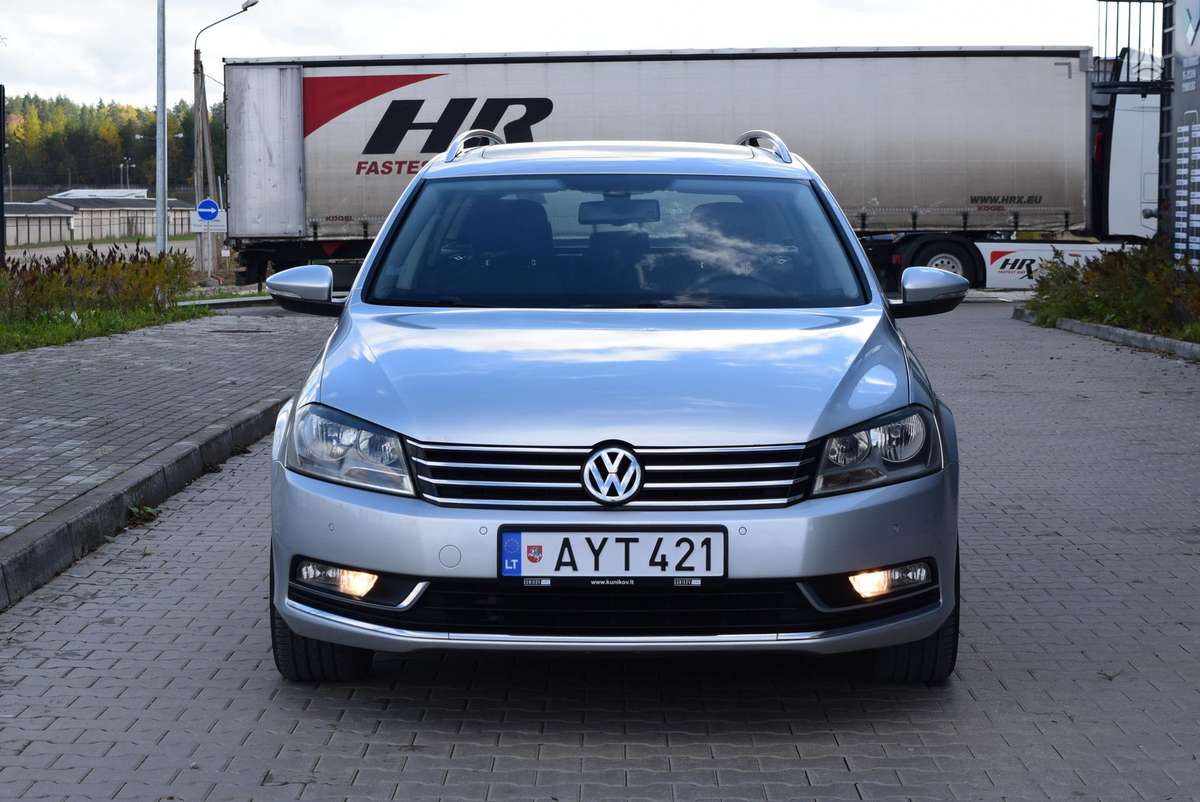 Volkswagen Passat 2012 — rear view