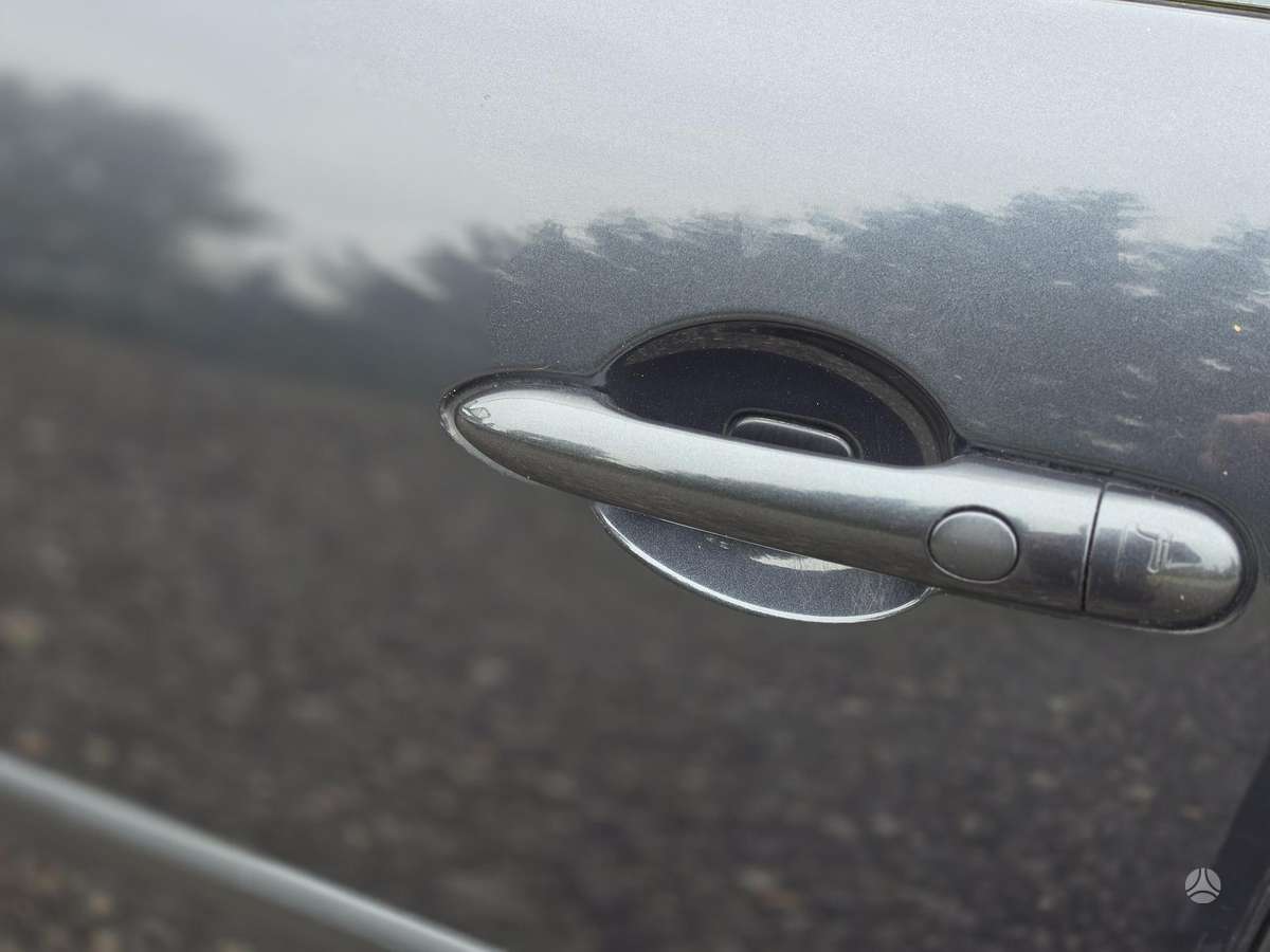 Renault Laguna 2010 — photo 10