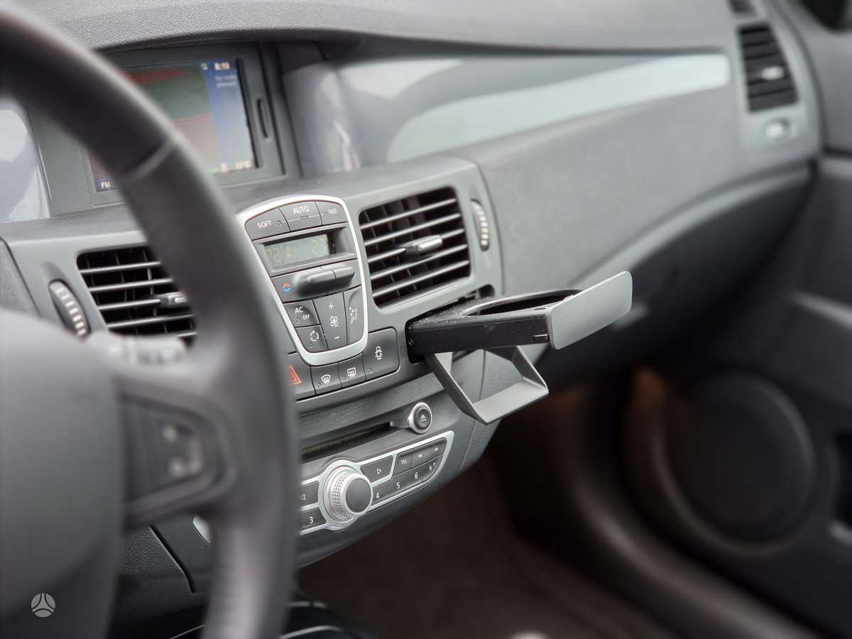 Renault Laguna 2010 — photo 24