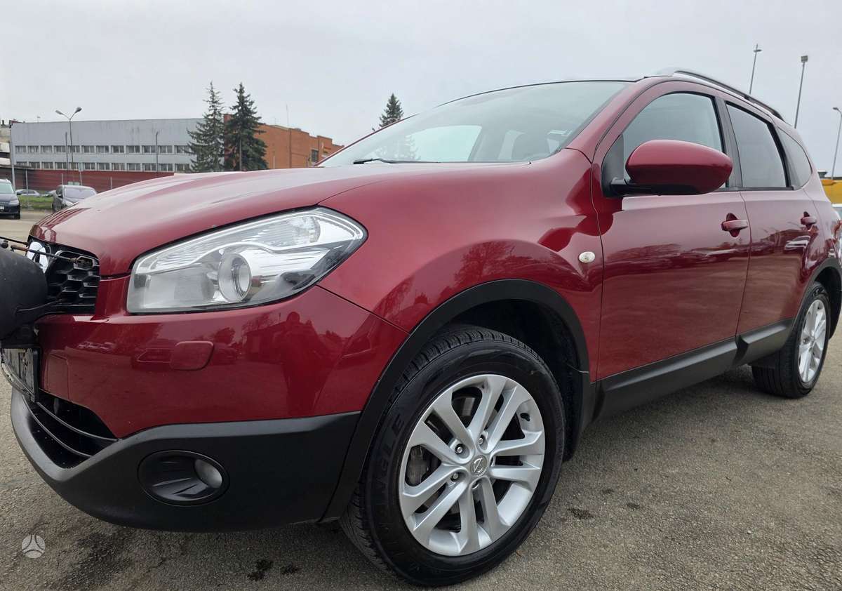 Nissan Qashqai+2 2011 — rear view