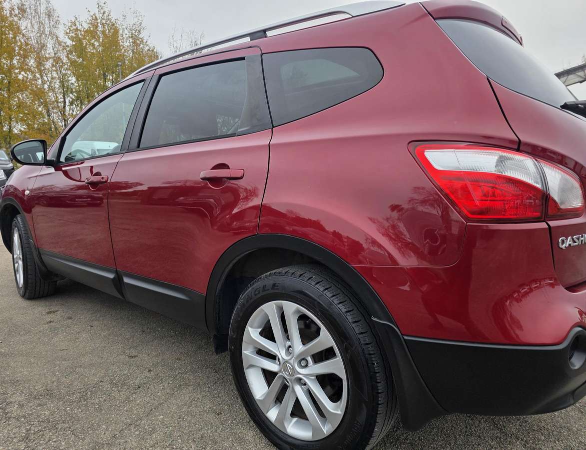 Nissan Qashqai+2 2011 — interior