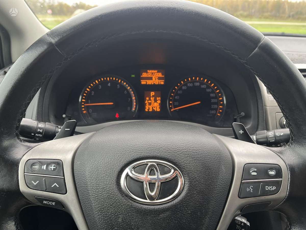 Toyota Avensis 2011 — фото 10