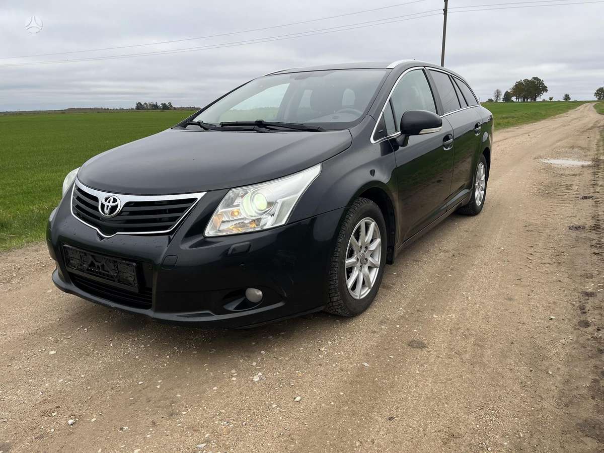 Toyota Avensis 2011 — вигляд ззаду