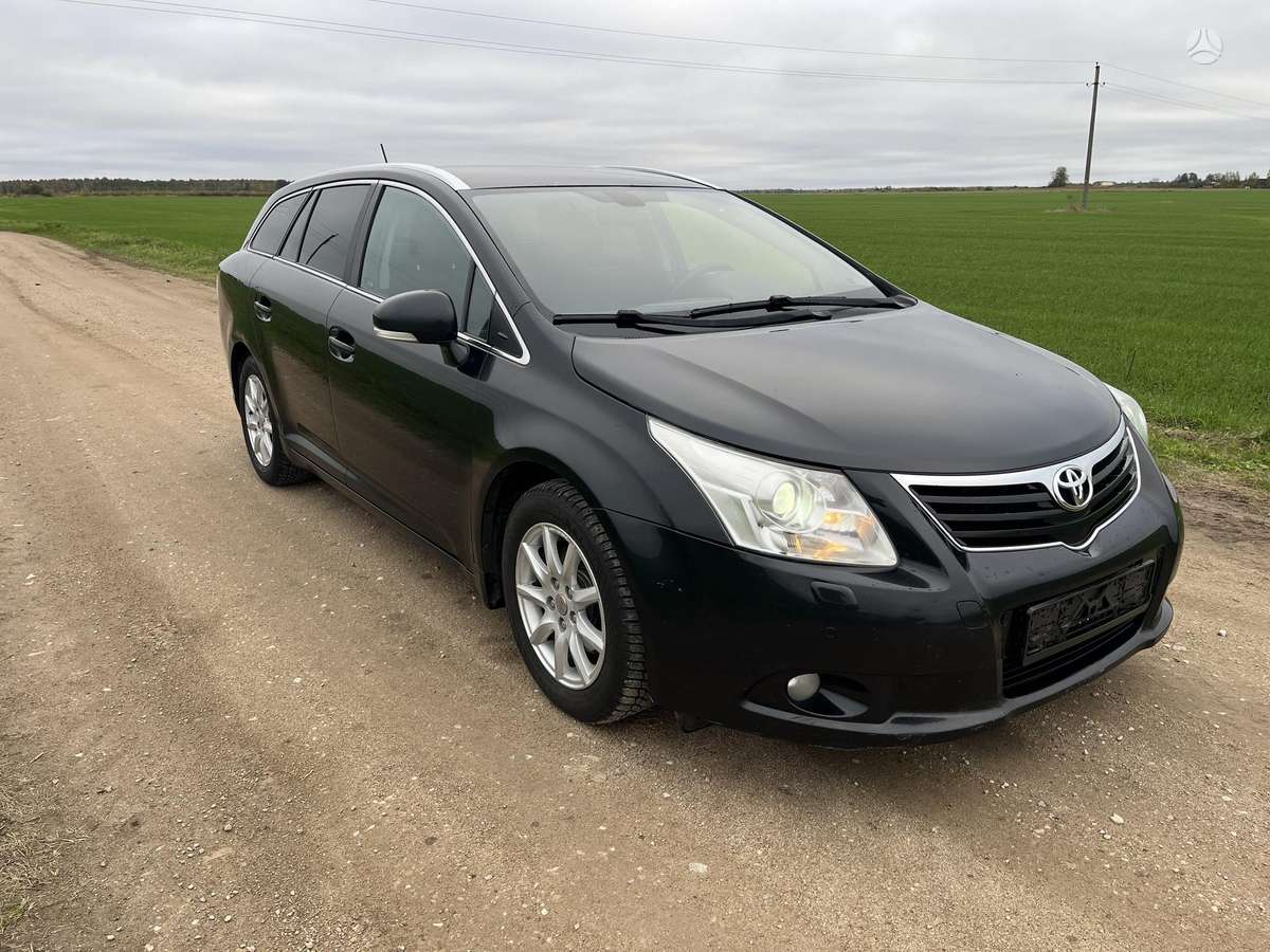Toyota Avensis 2011 — салон