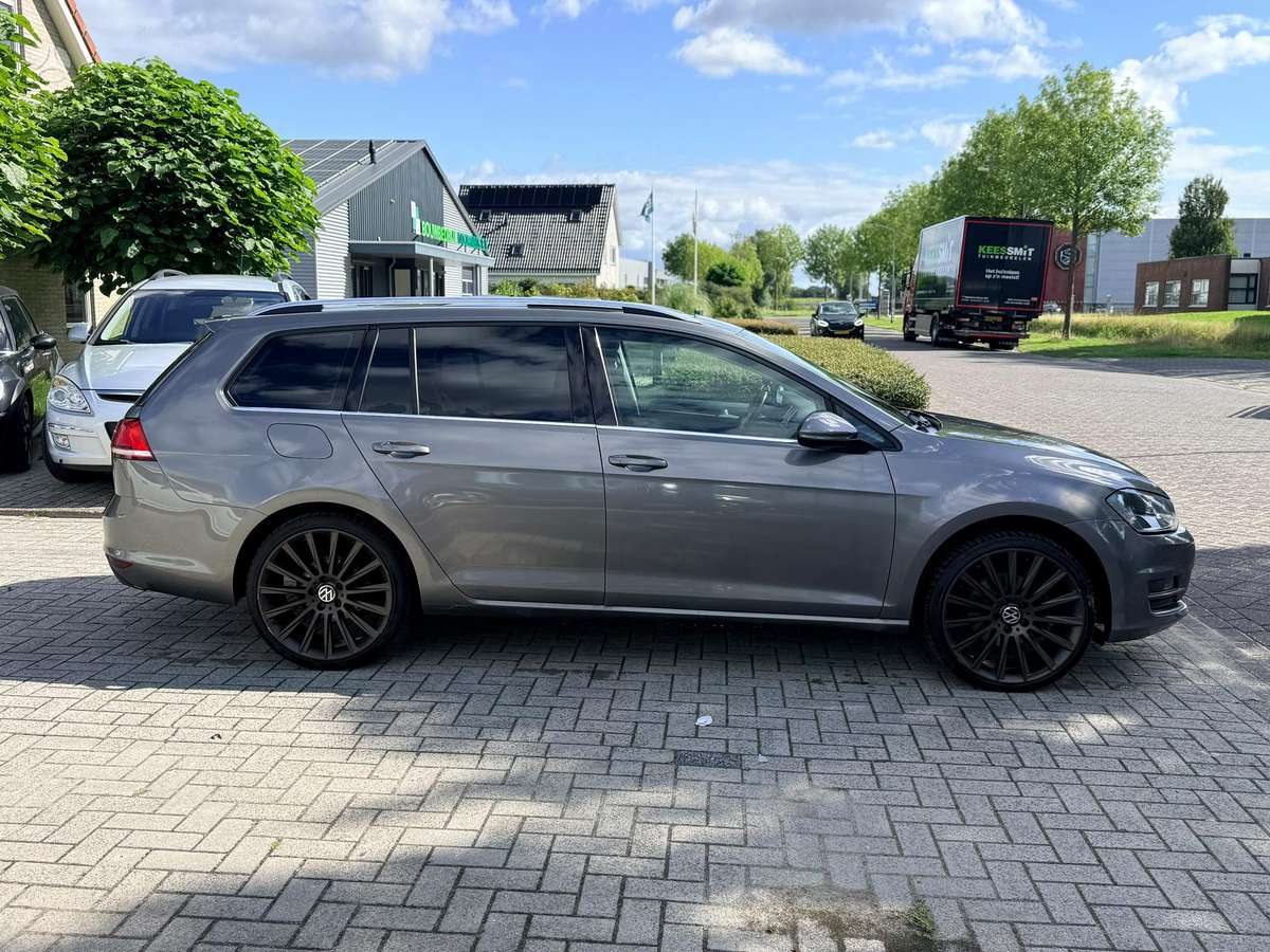 Volkswagen Golf 2015 — rear view