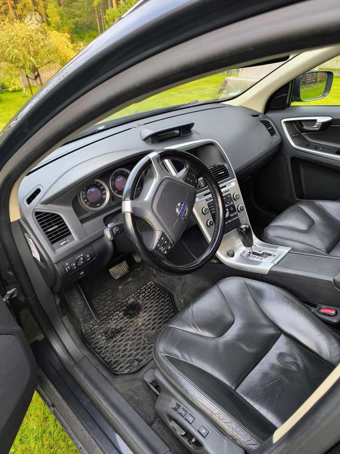 Volvo XC60 2010 — photo 11