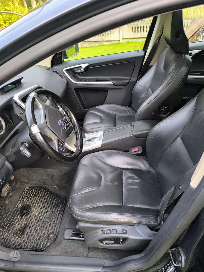 Volvo XC60 2010 — photo 12