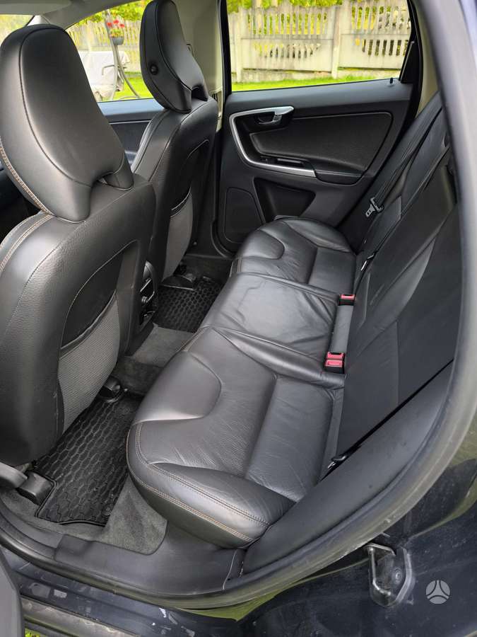 Volvo XC60 2010 — photo 13