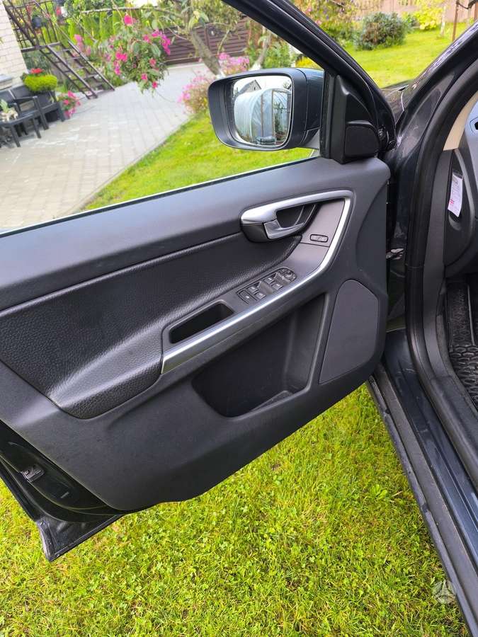 Volvo XC60 2010 — photo 17
