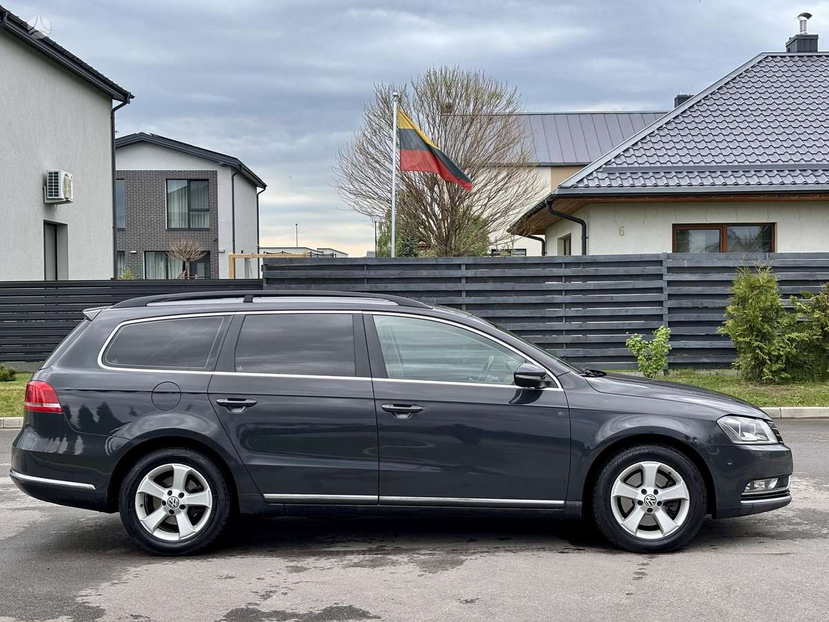 Volkswagen Passat 2011 — rear view