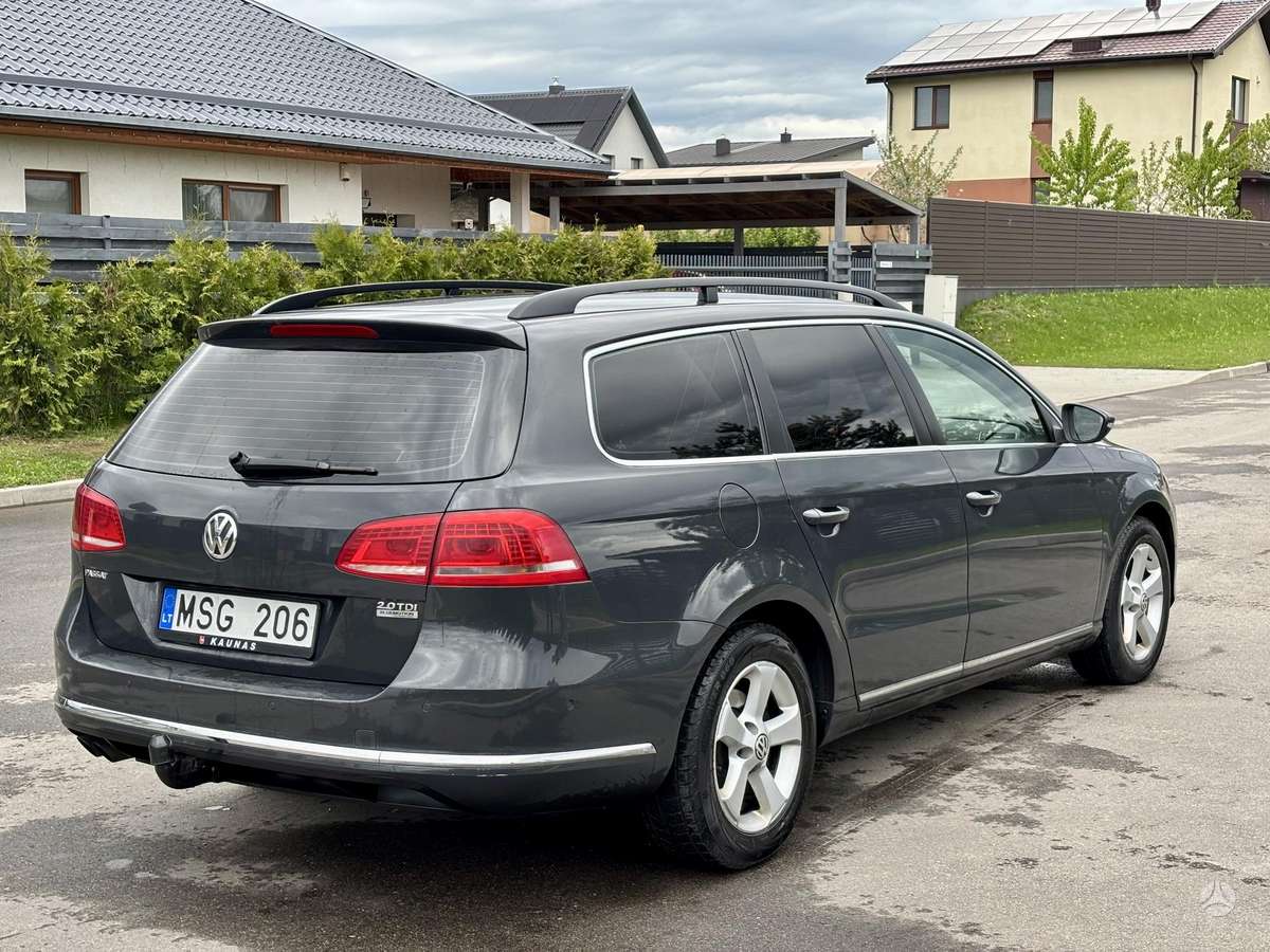 Volkswagen Passat 2011 — interior