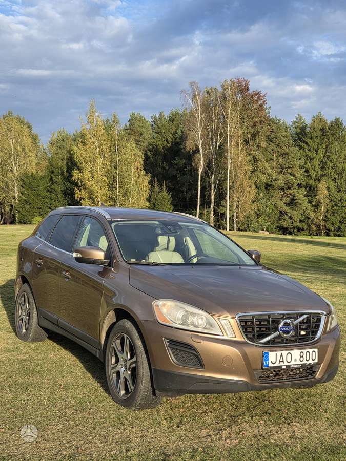 Volvo XC60 2011 — салон