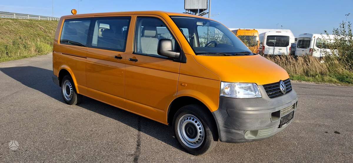 Volkswagen Caravelle 2007 — rear view
