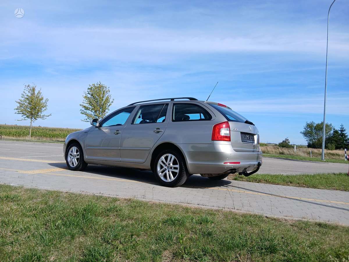 Skoda Octavia 2009 — rear view