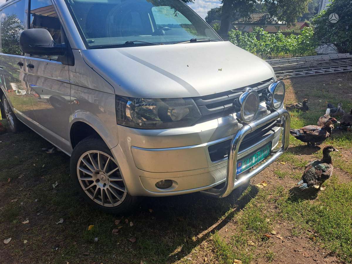 Volkswagen Transporter 2010 — rear view