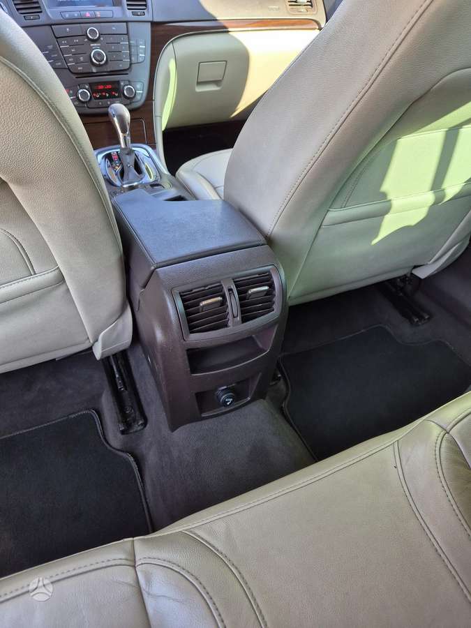 Opel Insignia 2011 — photo 16