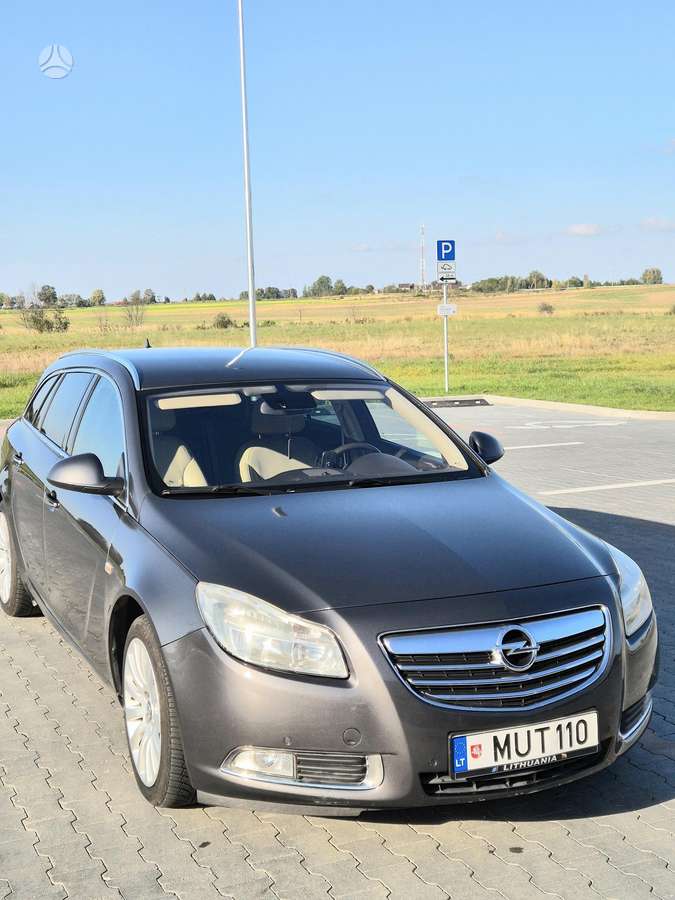 Opel Insignia 2011 — rear view
