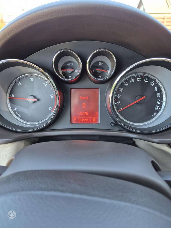 Opel Insignia 2011 — photo 23