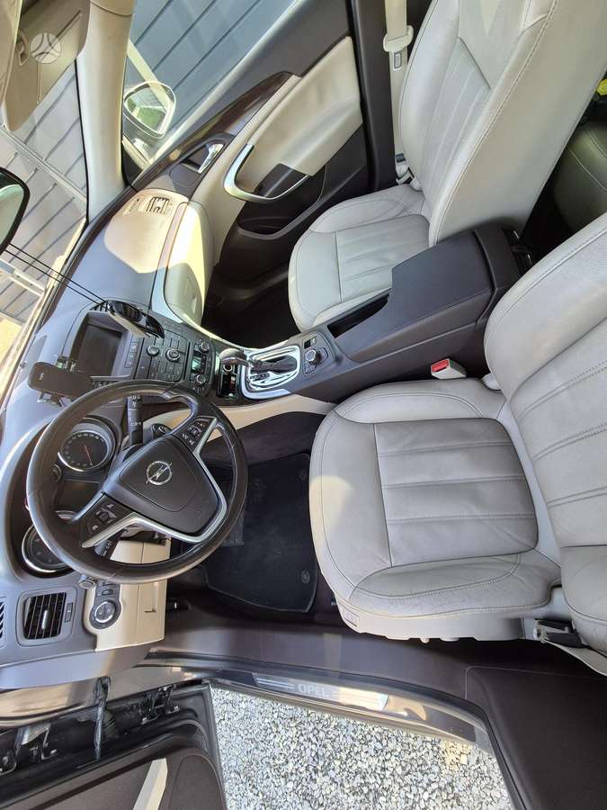 Opel Insignia 2011 — photo 26