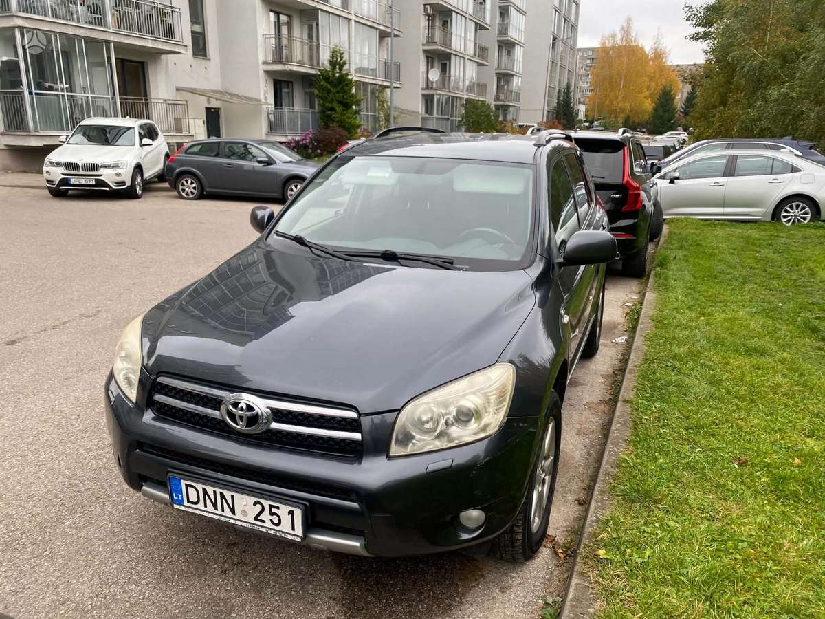 Toyota RAV4 2008 — rear view