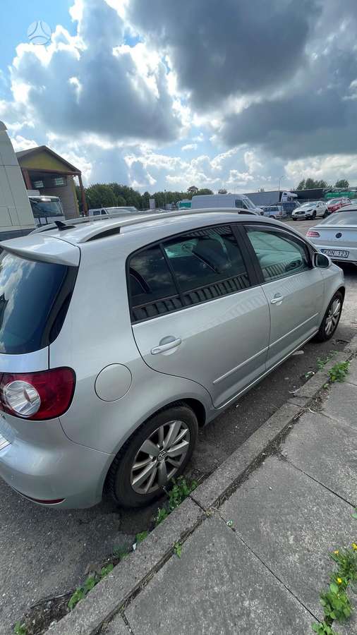 Volkswagen Golf 2011 — rear view